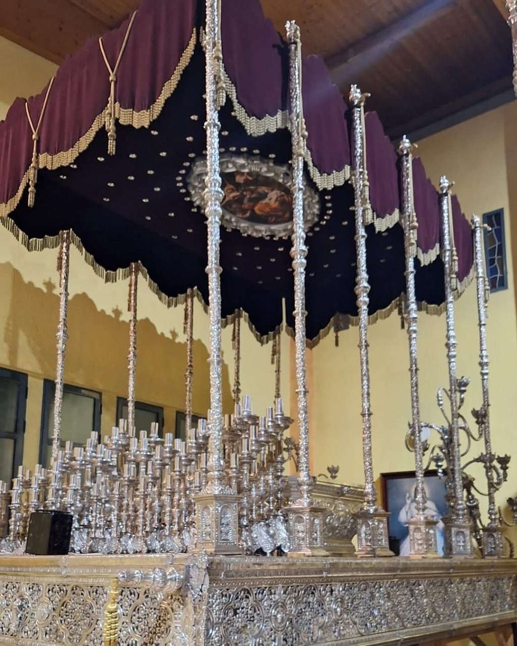El palio de María Santísima de los Dolores ya espera el Martes Santo en Santiago